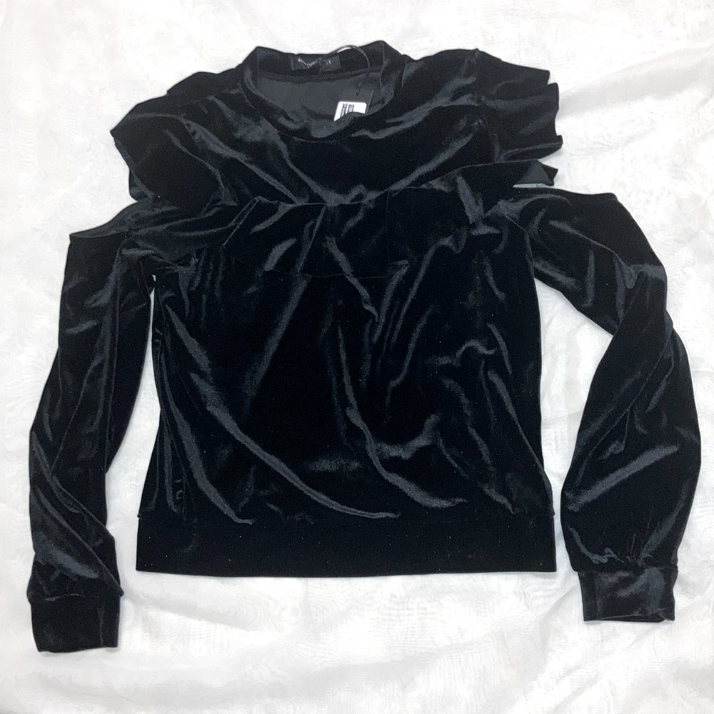 🎉10 for $15🎉Romeo+Juliet Couture Black Velvet Cold Shoulder Top Size M